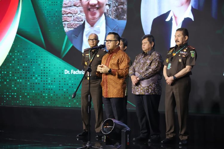 Menteri Pendayagunaan Aparatur Negara dan Reformasi Birokrasi (Menpan RB) Abdullah Azwar Anas menerima penghargaan R Soeprapto Award dari Kejaksaan Agung (Kejagung). Penghargaan R Soeprapto Award diserahkan langsung Jaksa Agung RI ST Burhanuddin kepada Anas di Bogor, Kamis (11/1/2023). 