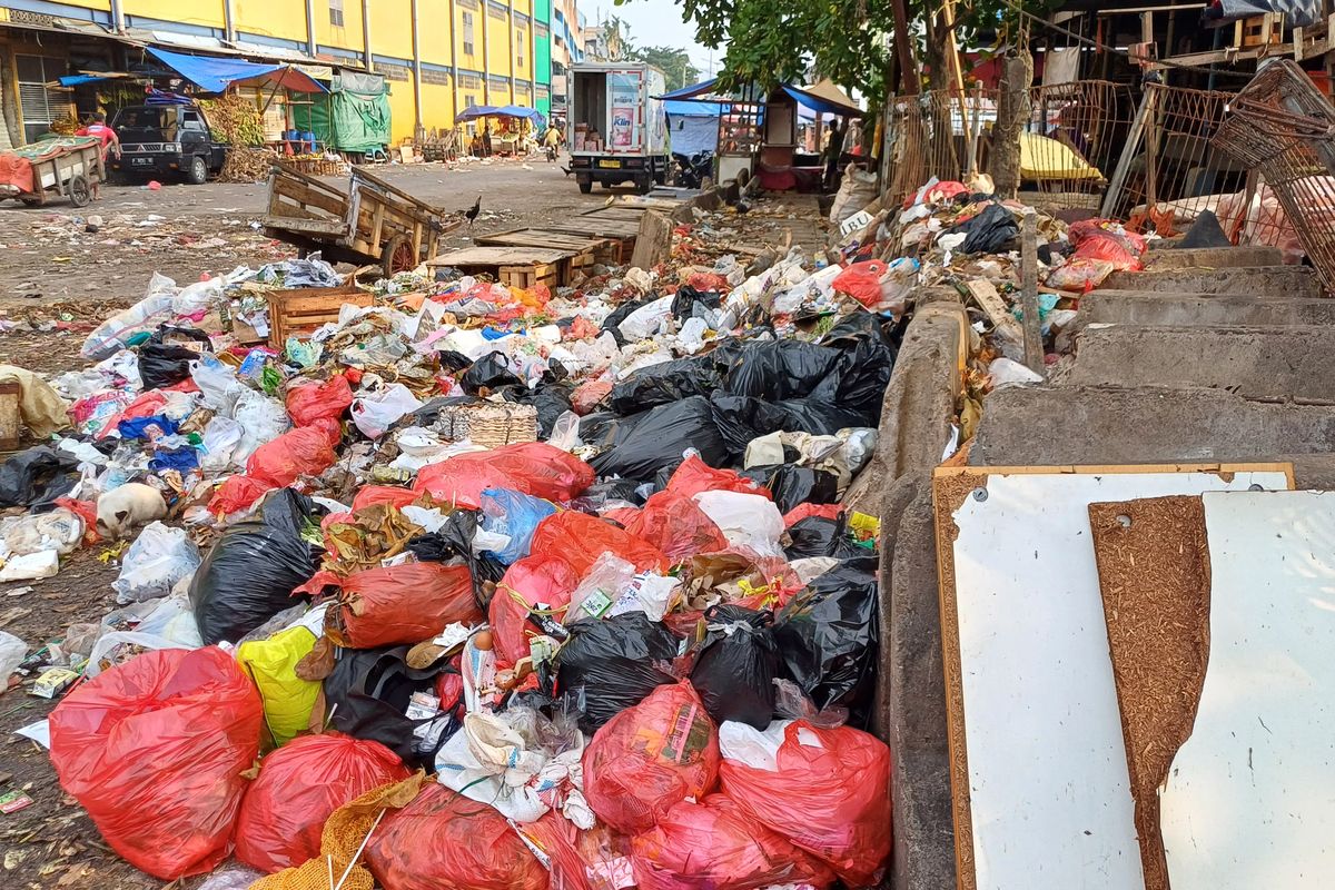 Penampakan tumpukan sampah yang berada di lokasi binaan (lokbin) Pasar Minggu, Jakarta Selatan, Kamis (2/5/2024).