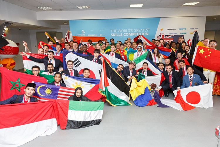Para pelajar yang menjadi perwakilan negaranya masing-masing berfoto bersama pada ajang WSC 2019 yang diselenggarakan di Kazan, Rusia. (Dok. Kemendikbud)