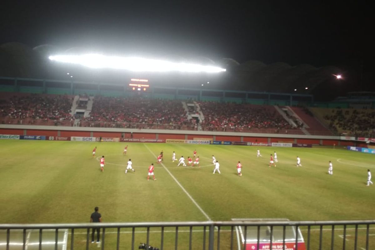 Suasana laga Indonesia vs Myanmar dalam rangkaian semifinal Piala AFF U16 2022 digelar di Stadion Maguwoharjo Sleman, Yogyakarta, pada Rabu (10/8/2022).