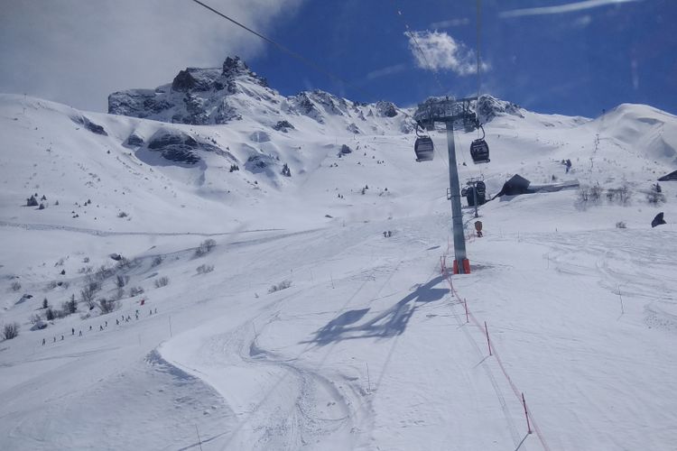 Pemandangan Pegunungan Alpen di sisi Les Avanchers, Valmorel, Perancis, Selasa (9/4/2018) dari dalam kereta gantung atau gondola. Pegunungan Alpen di sisi Les Avanchers merupakan salah satu tempat bermain ski untuk pemula.