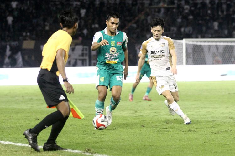 Pemain Persebaya Surabaya Rachmat irianto dijaga pemain Dewa United Taisei Marukawa saat laga pekan ke-19 Super League 2025-2026 yang berakhir dengan skor 1-1 di Stadion Gelora Bung Tomo Surabaya, Jawa Timur, Minggu (1/2/2026) malam.
