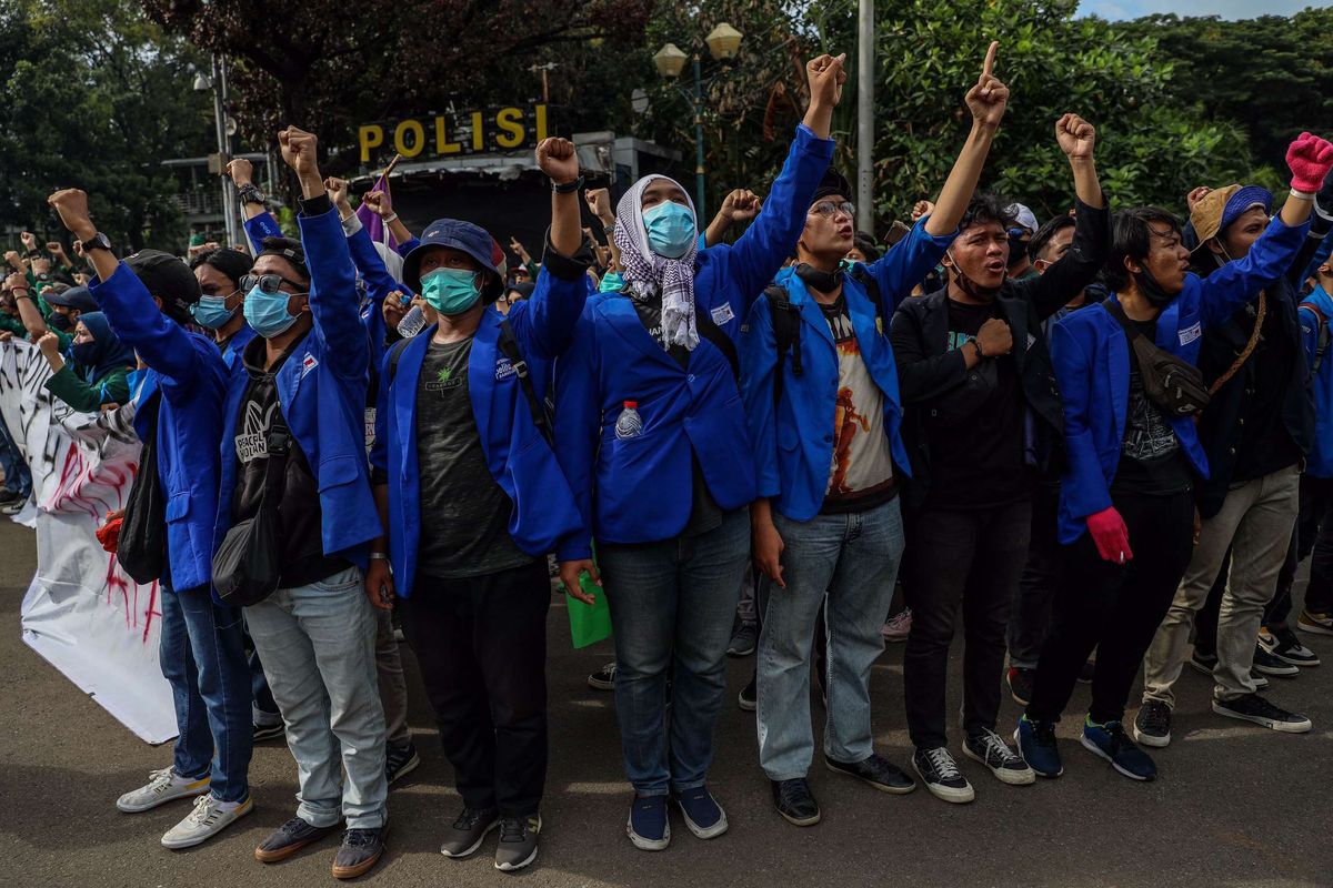 Mahasiswa yang tergabung dalam BEM Seluruh Indonesia (SI) melakukan aksi unjuk rasa di kawasan Patung Kuda, Jakarta Pusat, Selasa (20/10/2020). Mereka menolak pengesahan omnibus law Undang-undang Cipta Kerja yang bertepatan dengan satu tahun pemerintahan Jokowi-Maruf.