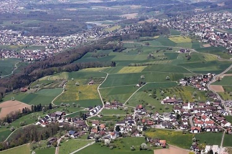 Hamparan kota Oberwil-Lieli di Distrik Bremgarten, Swiss.