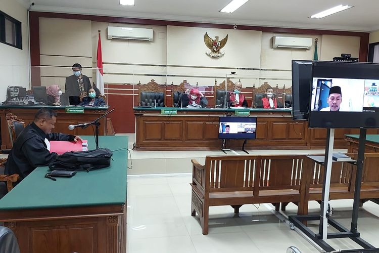 BACAKAN TUNTUTAN--Jaksa penuntut umum Kejari Kabupaten Madiun membacakan tuntutan terdakwa Andi Wibowo Kusumo, mantan Kepala Desa Cabean, Kecamatan Sawahan, Kabupaten Madiun dalam kasus korupsi pengelolaan tanah kas desa tahun 2016-2019 dengan kerugian negara sebesar Rp 1,2 miliar. 