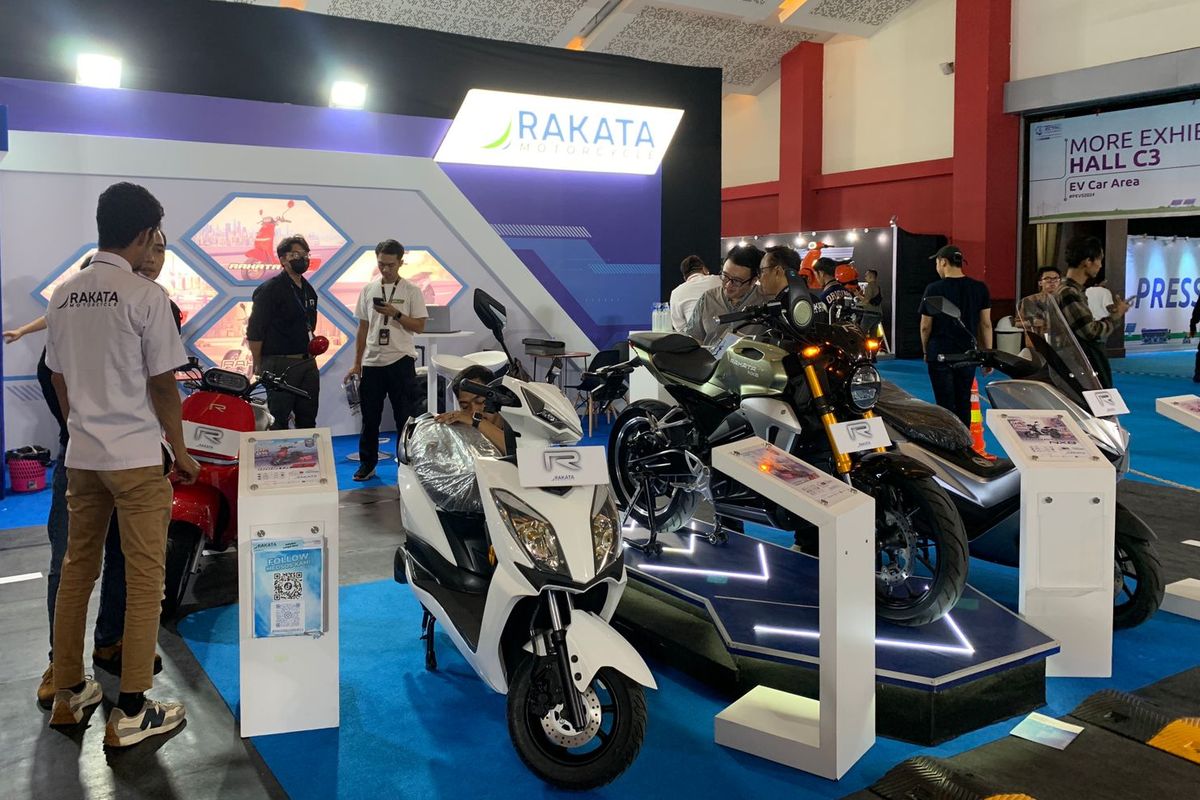 Booth motor listrik Rakata di pameran PEVS 2024