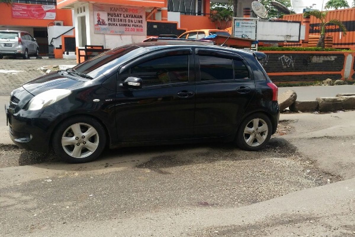 Kondisi Jalan Raya Jakarta-Bogor di Perempatan Gaplek, Tangsel yang penuh lubang. Semua kendaraan melambat untuk menghindari lubang-lubang berdiameter 20-30 cm dengan kedalaman 10-20 cm. Foto diambil Selasa (30/1/2018).