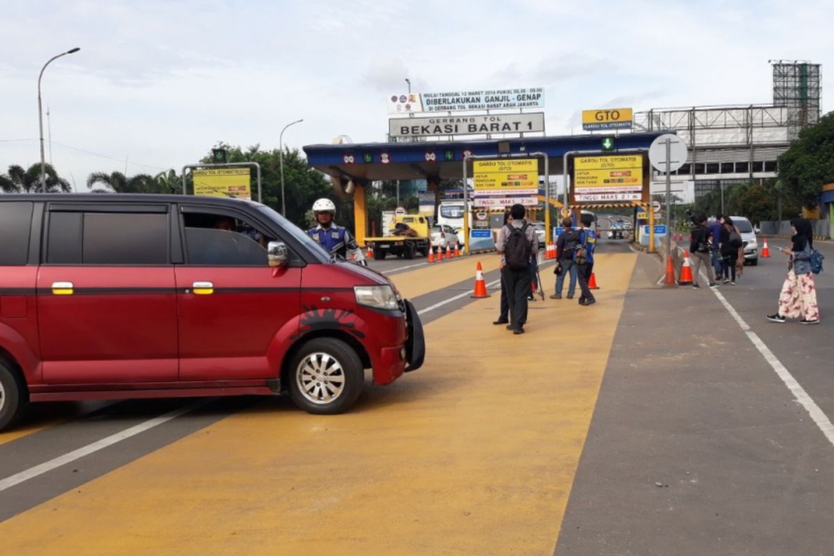 Suasana gerbang tol Bekasi Barat, Selasa (13/3/2018). Pemberlakuan ganjil genap mulai diberlakukan hari jni