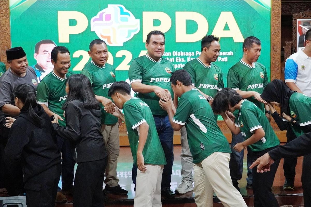 Bupati Kabupaten Blora H Arief Rohman saat bersalam-salaman dengan para atlet pelajar yang akan mengikuti Popda 2024 tingkat Eks Karesidenan Pati di Pendopo Rumah Dinas Bupati Blora, Minggu (5/5/2024)