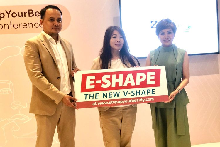 (Berfoto dari kiri ke kanan ) (dr. Danu Mahandaru, Sp. BP-RE, Aylie Widjaja - COO Zuellig PharmaTherapeutics, dr. Lanny Juniarty, Dip. AAAM) di Konferensi tren perawatan estetika E-Shape di Veranda Hotel, Jakarta, Rabu (18/5/2022).