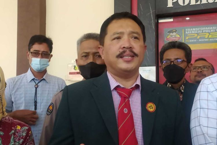 Sutrisno, Ikatan Dokter Indonesia (IDI) Jawa Timur, menyampaikan hasil pemeriksaan dan telaah kasus kasus bayi meninggal dunia saat proses persalinan di Rumah Sakit Umum Daerah (RSUD) Jombang, Jawa Timur (13/9/2022).