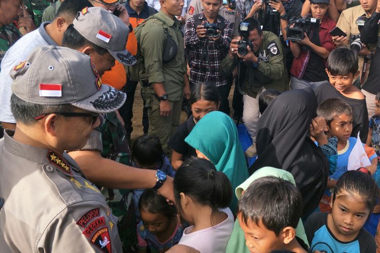 Kapolri Jenderal Pol Tito Karnavian dan Panglima TNI Marsekal Hadi Tjahjanto datang langsung ke desa yang berada di Lombok Barat itu pada Jumat (24/8/2018).
