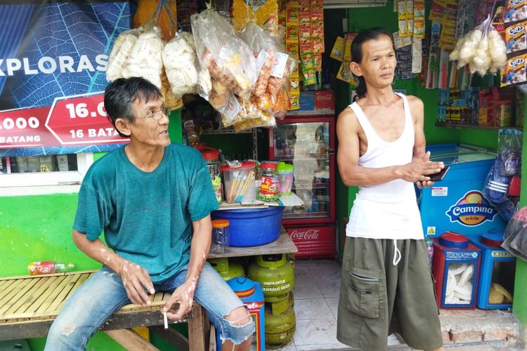 Hidayat (kaus hijau) dan Ari (kaus putih), dua warga Bidara Cina, Jatinegara,Jakarta Timur, yang mengaku sempat diminta membantu membangun sumur resapan di wilayah RT 011 RW 016 di kelurahan tersebut.