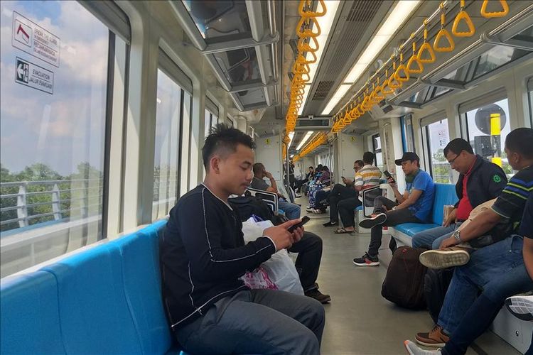 Suasana para penumpang yang ada di kereta Light Rail Transit (LRT)Palembang, Jumat (26/7/2019).