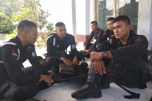 4 Peleton Brimob dari Sumbawa Diturunkan untuk Pengamanan Pleno di KPU Lombok Tengah