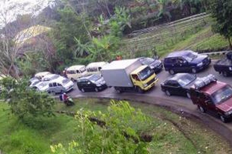 Jalur Tasikmalaya mengalami kemacetan sampai sepanjang 30 kilometer dari arah Barat ke Timur mulai Indihiang sampai Pagerageung, Tasikmalaya, akibat jalur utama Ciamis ditutup, Kamis (24/7/2014).  