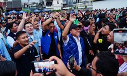 Joget Bersama Simpatisan PAN di Surabaya, Zulkifli Hasan Minta Pendukung Coblos PAN dan Prabowo-Gibran