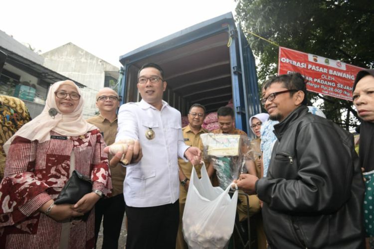 Gubernur Jawa Barat Ridwan Kamil memimpin operasi pasar bawang putih di Pasar Astana Anyar, Kota Bandung, Selasa (18/2/2020). Operasi pasar itu dilakukan untuk menekan harga bawang putih yang masih melambung.