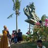 Wisatawan Ramai Kunjungi Ikon Sirkuit Mandalika dan Berfoto di Patung Jokowi Kendarai Motor