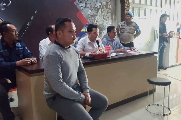 Polisi menetapkan seorang sales mobil Honda Gajah Mada Semarang bernama Mukti Wibowo (33) sebagai tersangka di Mapolrestabes Semarang, Kamis (9/11/2023).