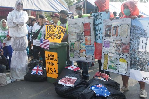 Sejumlah Pegiat Lingkungan Gelar Aksi Tolak Sampah Impor di Karawang