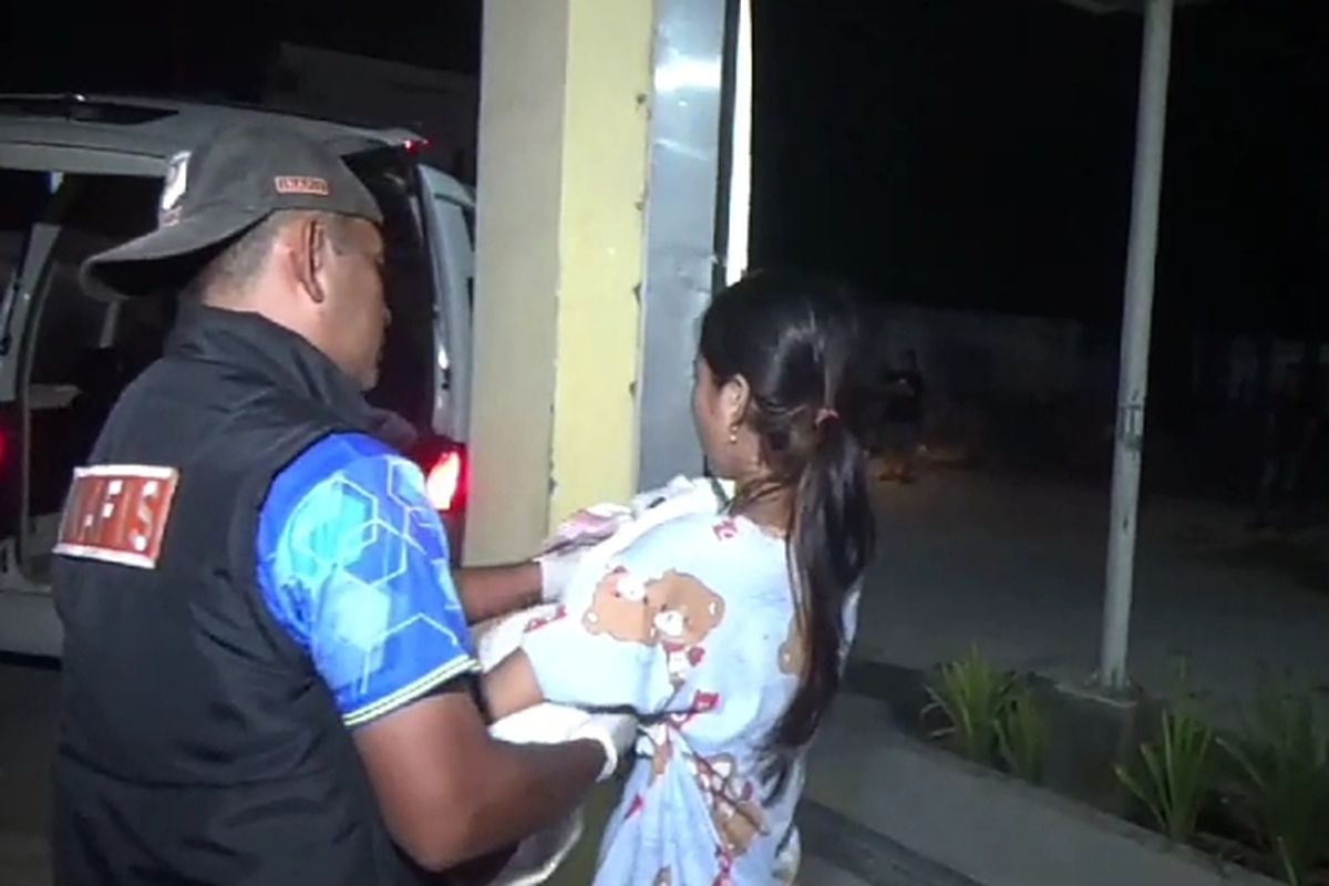 SF (18) tengah dievakuasi oleh polisi ke rumah sakit di Kabupaten Gowa, Sulawesi Selatan usai kepergok melakukan aborsi. Minggu, (21/7/2024).