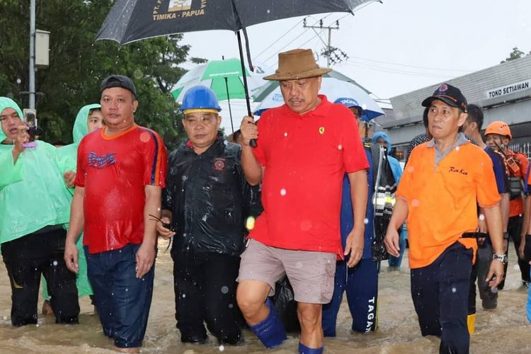 Meski sudah diperingatkan terdapat area banjir yang lumayan dalam, namun Olly nekat menerjang beberapa titik banjir yang menimpa kota Manado, Jumat (1/2/2019)