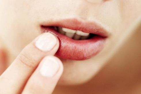 4 Cara Alami Melembapkan Bibir Kering