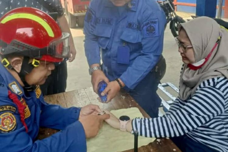 Dinas Pemadam Kebakaran Kota Bekasi berhasil melepas cincin yang tersangkut di jari Hesni (33), warga Spring Garden Residence, Jatimurni, Pondok Melati, Kota Bekasi, Minggu (21/8/2022).