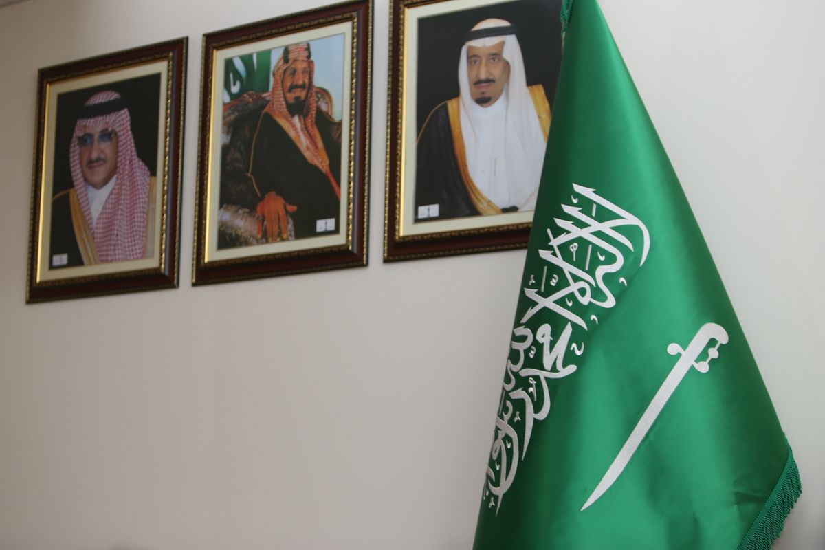 Suasana saat Duta Besar Arab Saudi Osama bin Mohammed Abdullah Al Shuaibi memberikan keterangan pers di Kantor Kedutaan Besar Arab Saudi, Jakarta, Selasa (28/2/2017). Pertemuan ini untuk membahas kunjungan Raja Arab Saudi Salman bin Abdulaziz ke Indonesia pada 1-9 Maret 2017 mendatang.