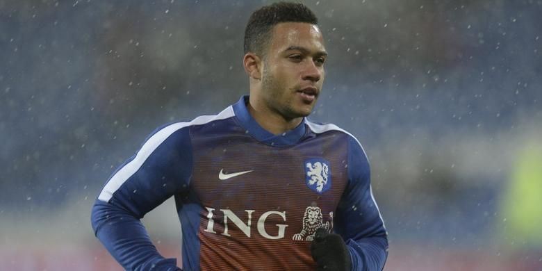 Gelandang Manchester United asal Belanda, Memphis Depay, melakukan pemanasan jelang laga persahabatan kontra Wales, di Stadion Cardiff City, 13 November 2015.