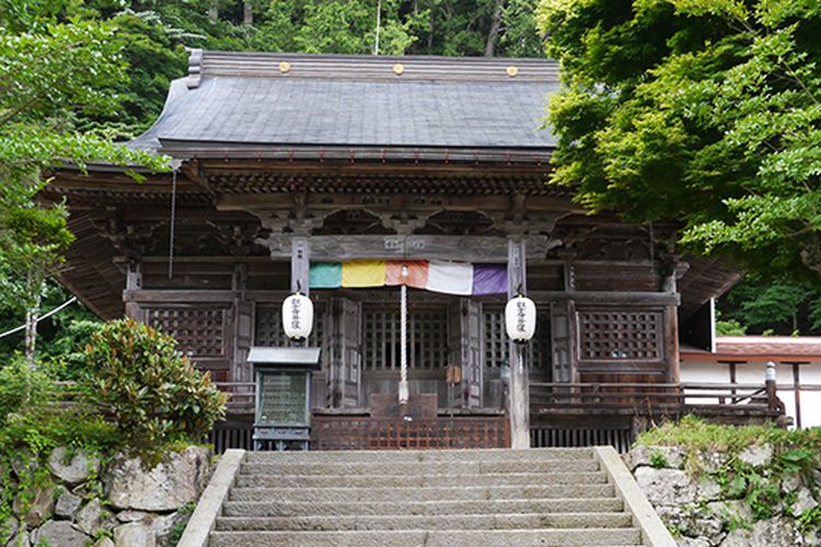 Kuil Senkoji di Takayama, Prefektur Gifu yang memiliki patung Ryomen Sukuna. Dewa tersebut juga merupakan salah satu tokoh antagonis dalam manga Jujutsu Kaisen.