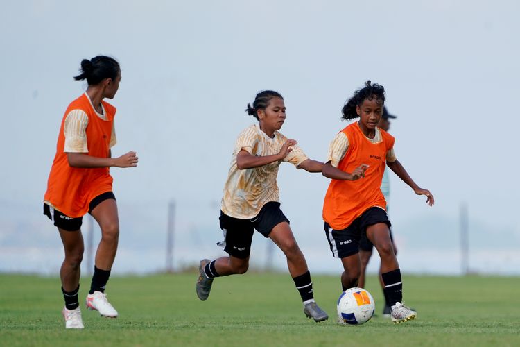 Pemain Timnas U17 Indonesia Wanita saat latihan untuk persiapan Piala Asia U17 Wanita 2024 di Training Center Bali United Pantai Purnama Gianyar.