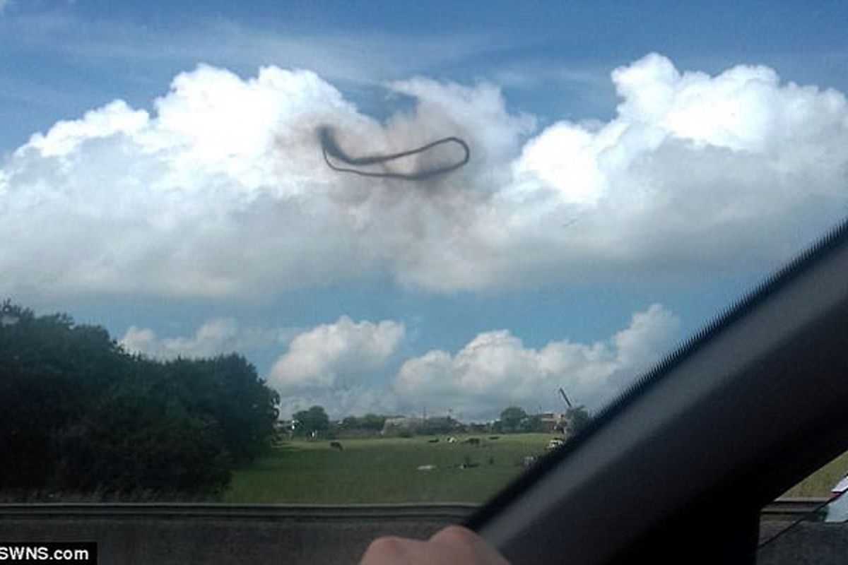 Cincin hitam yang tampak di langit Birkenshaw.