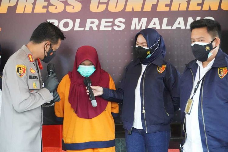 Jajaran Polres Malang saat merilis tersangka korupsi bantuan PKH, Minggu (8/8/2021).