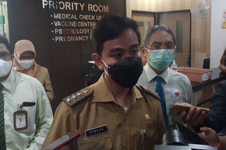 Wali Kota Solo, Gibran Rakabuming saat meninjau vaksinasi warga usia 18 ke atas di RS PKU Muhammadiyah Solo, Jawa Tengah, Senin (21/6/2021).
