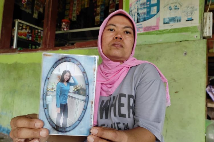 Nung Arminah (41), Selasa (25/5/2021), saat menunjukan foto adik kandungnya bernama Nenah Arsinah, yang mendapatkan ancaman hukuman mati oleh pemerintah Dubai Uni Emirat Arab karena diduga telah membunuh sopir sang majikan pada 28 Oktober 2014.