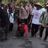 Jalan di Dusunnya Akhirnya Diaspal, Warga Ini Merangkak Sejauh 1 Km