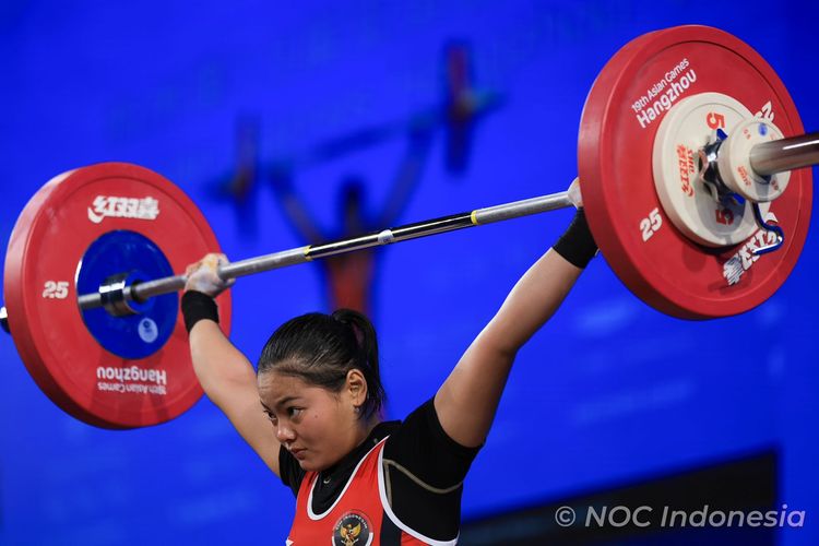 Windy Cantika Aisah saat bertanding pada nomor 55kg cabor angkat besi Asian Games 2022 di Xiaoshan Sports Centre Gymnasium, Sabtu (30/9/2023). Artikel ini berisi klasemen medali Asian Games 2022. 