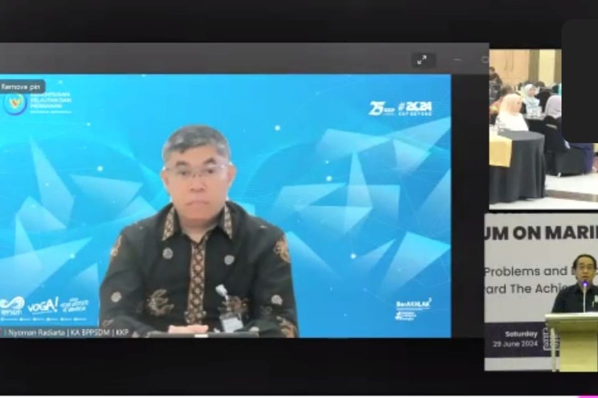 Kepala Badan Riset dan Sumber Daya Manusia Kelautan dan Perikanan (BRSDM KP) I Nyoman Radiarta sebagai pembicara utama pada Simposium Nasional XI dan Internasional VII Kelautan dan Perikanan (KP), Fakultas Ilmu Kelautan dan Perikanan (FIKP) Universitas Hasanuddin (Unhas) Makassar, Selasa (2/7/2024).