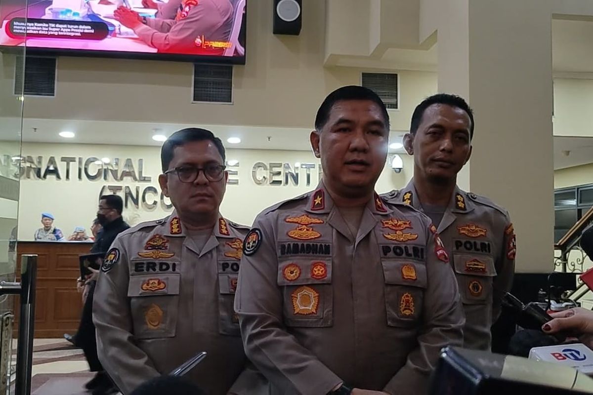 Kepala Biro Penerangan Masyarakat (Karo Penmas) Humas Polri Brigjen Ahmad Ramadhan di Lobi Gedung TNCC, Mabes Polri, Jakarta, Rabu (22/2/2023).