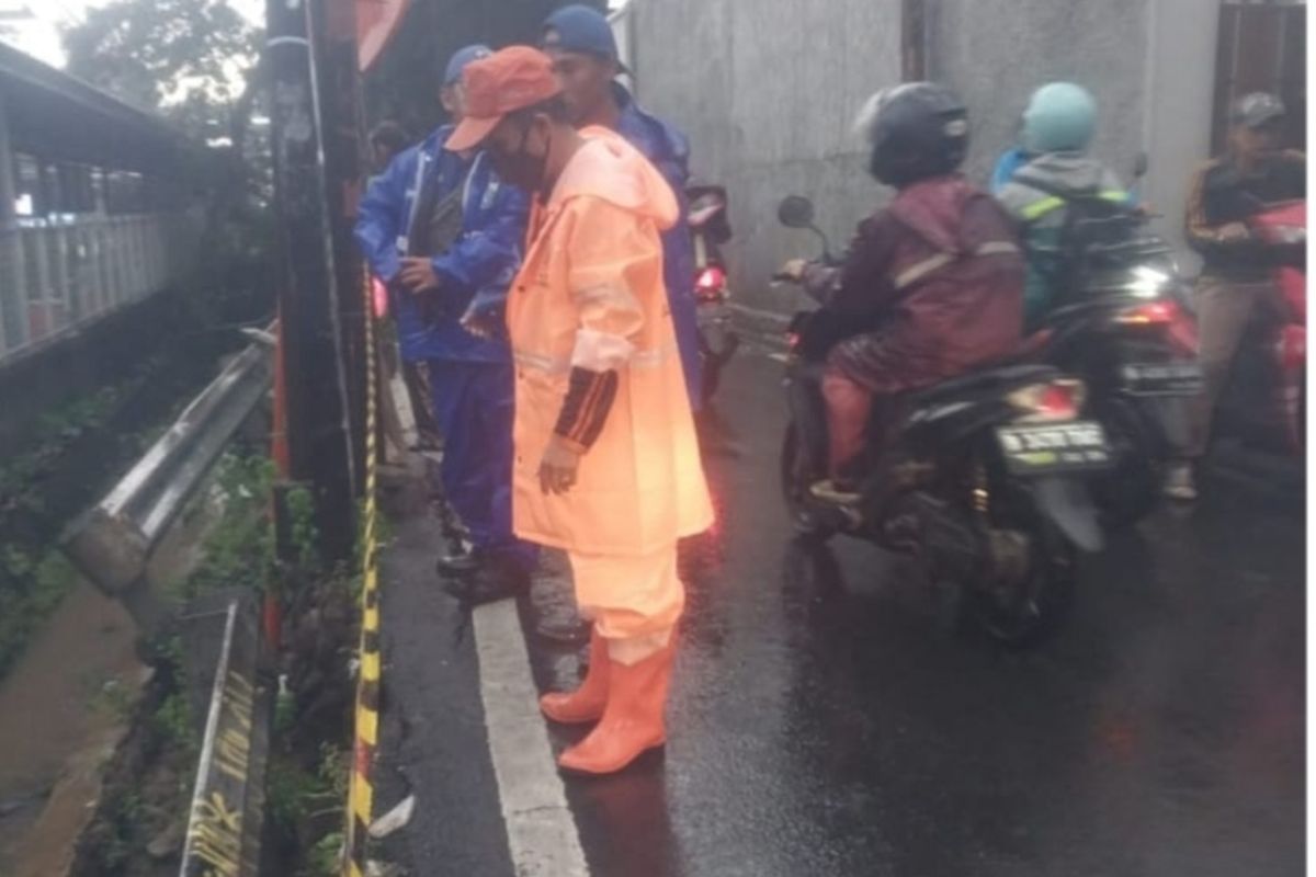 Hujan deras yang mengguyur Ibu Kota mengakibatkan tanah longsor di Tebet Timur Raya RT 13 RW 09, Kecamatan Tebet, Jakarta Selatan, Rabu (4/1/2023).