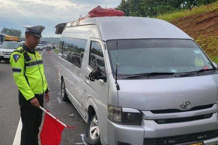Petugas mengamati kendaraan yang terlibat kecelakaan di Tol Cipali, Senin (15/4/2024). Seorang tewas dalam kecelakaan beruntun yang melibatkan tiga mobil ini.