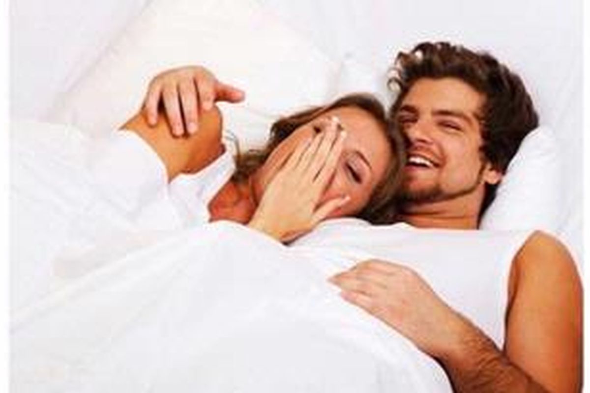 Posisi tidur dimana Anda merebahkan diri di dada pasangan, terasa nyaman dan intim, sehingga meningkatkan kemesraan. 