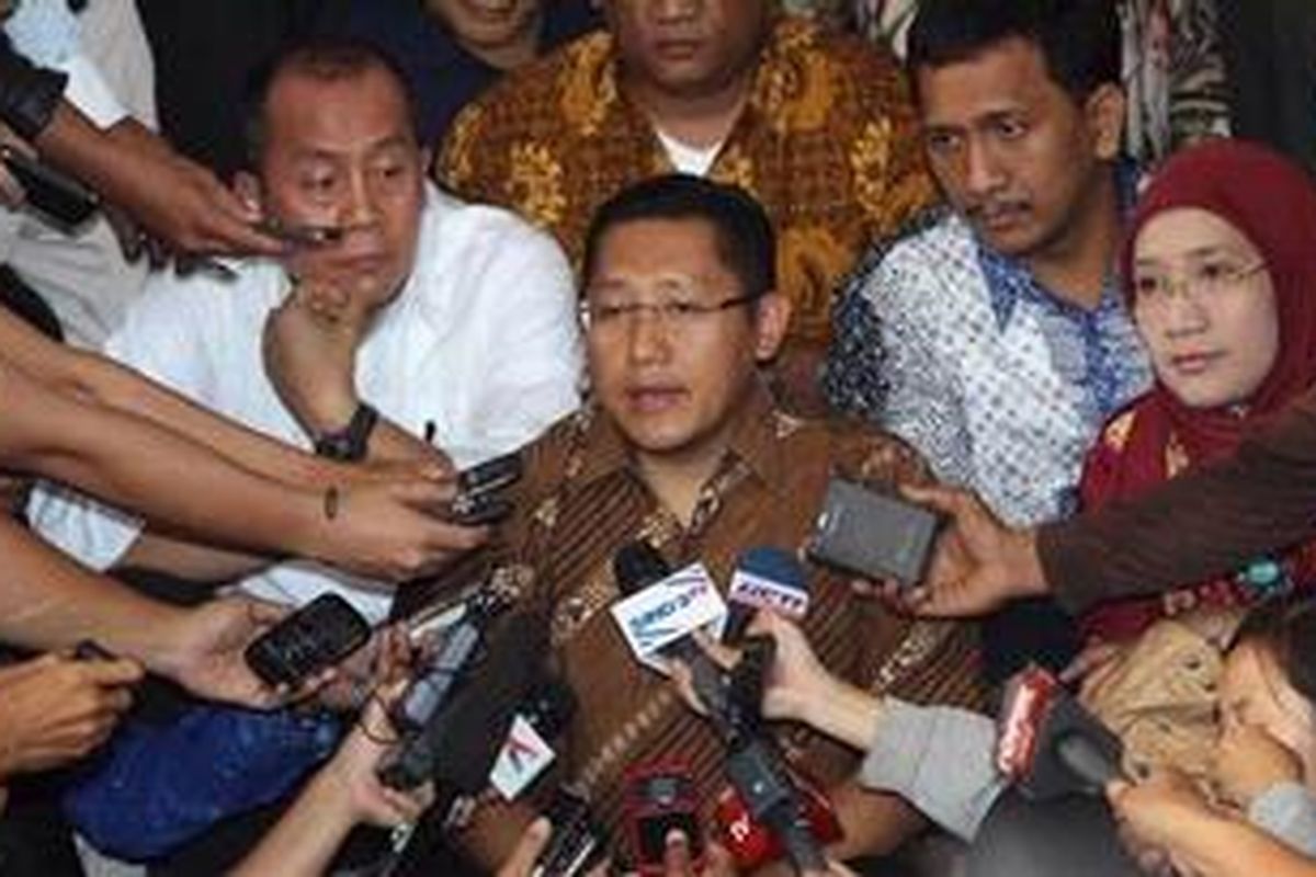 Ketua Umum DPP Partai Demokrat Anas Urbaningrum menjawab pertanyaan wartawan setelah menjalani pemeriksaan di Gedung KPK, Jakarta, Rabu (4/7/2012). Anas diperiksa selama tujuh jam terkait kasus proyek Hambalang.