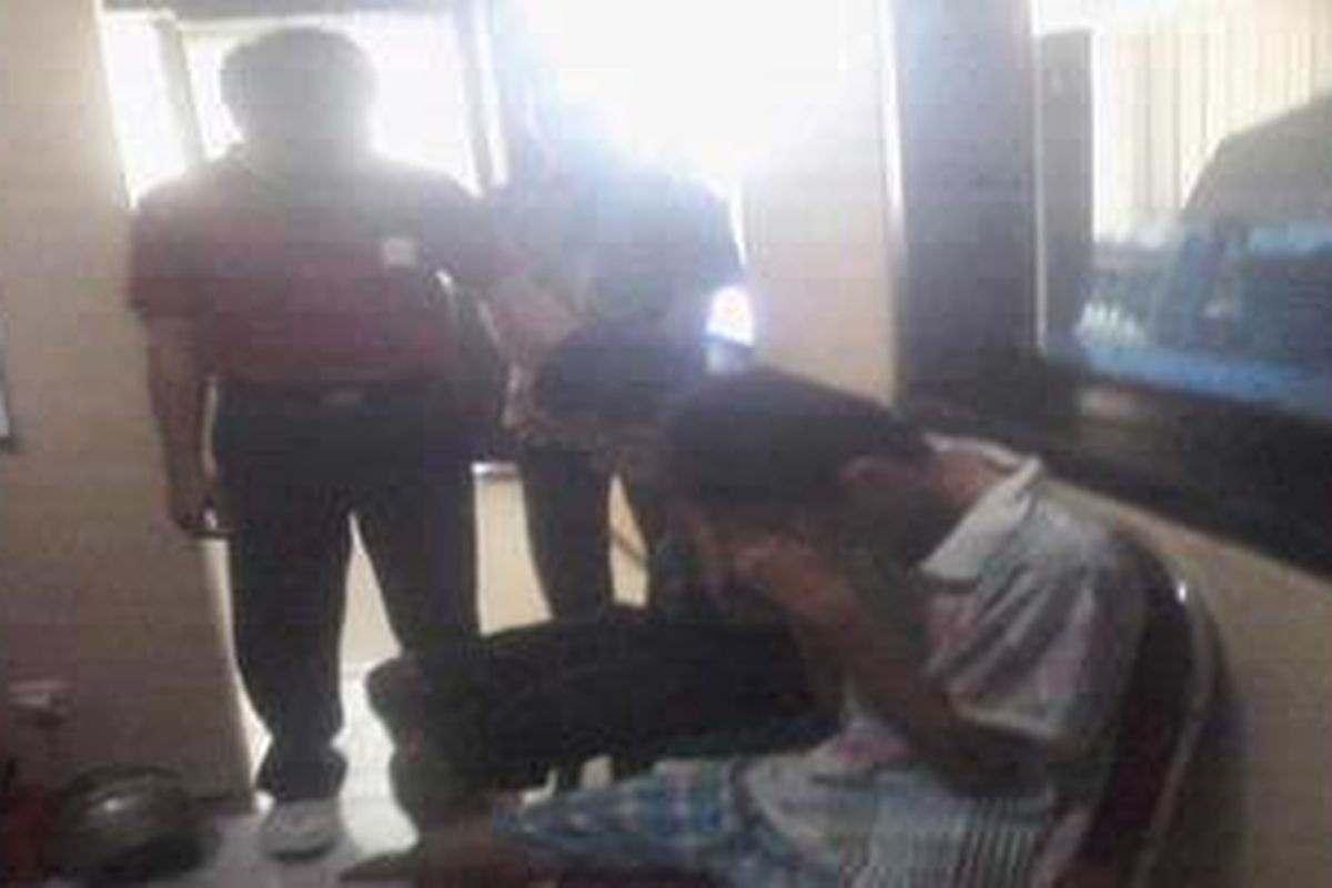 Kedua tersangka saat menjalani pemeriksaan di Mapolres Bangkalan