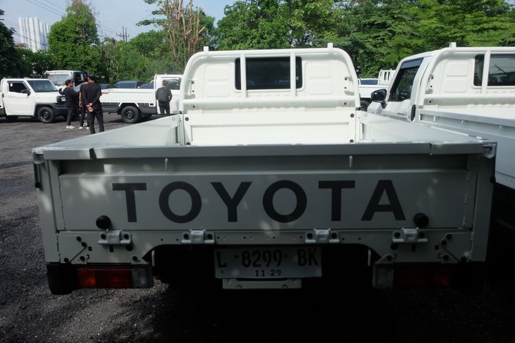 Bak Toyota Hilux Rangga dengan model flat deck