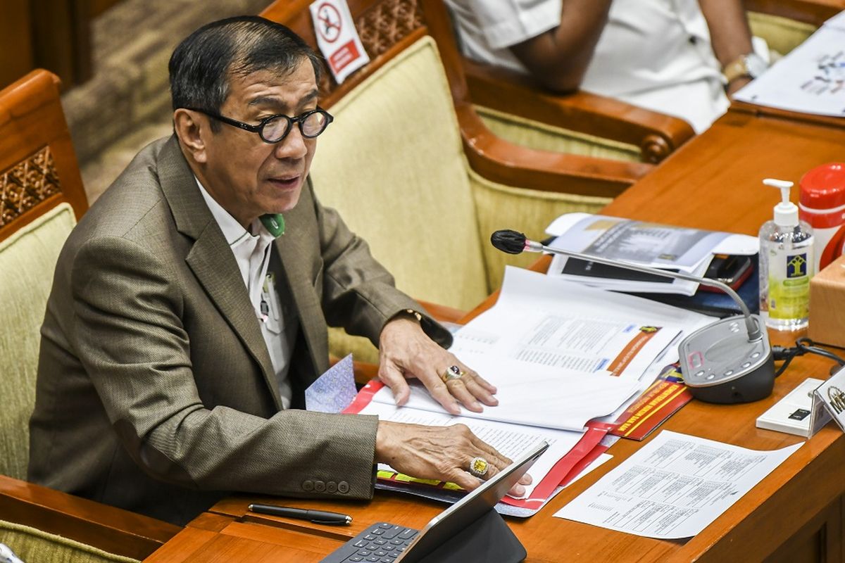 Menteri Hukum dan HAM Yasonna Laoly mengikuti Rapat Dengar Pendapat (RDP)  dengan Komisi III DPR di Kompleks Parlemen, Senayan, Jakarta, Rabu (17/3/2021). Rapat tersebut membahas evaluasi kinerja tahun 2020 dan program prioritas tahun 2021 serta tindak lanjut penyelesaian permasalahan terhadap kesimpulan rapat kerja sebelumnya. ANTARA FOTO/Galih Pradipta/aww.