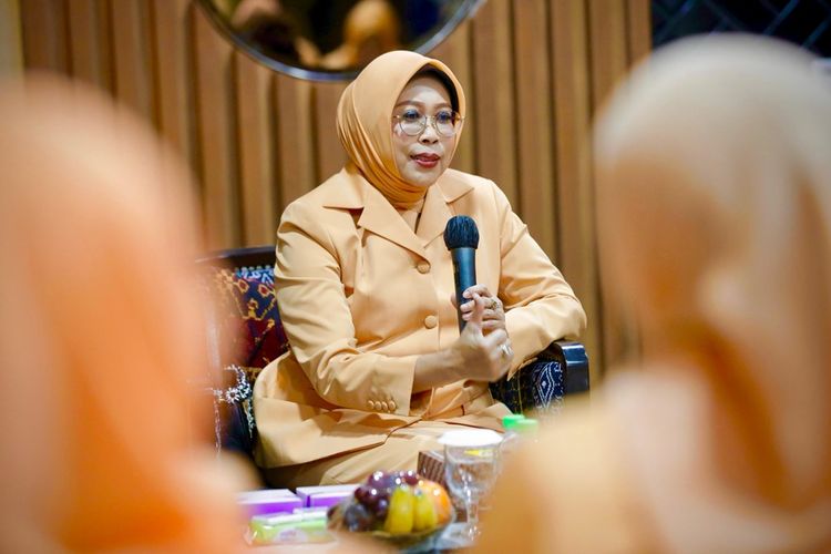 Penasihat Dharma Wanita Persatuan (DWP) Kementerian Sosial (Kemensos) Fatma Saifullah Yusuf dalam acara Pengukuhan Ketua Umum (Ketum) DWP dan Pengurus DWP Pusat Instansi Pemerintah Pusat serta Daerah Khusus Jakarta Masa Bakti 2024?2029 di Gedung DWP Pusat, Rabu (19/2/2025).