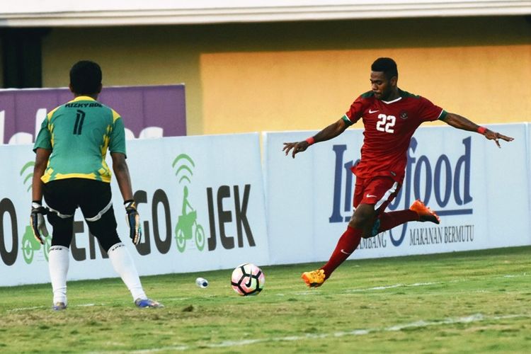 Penampilan gelandang tim nasional U-22 Indonesia, Yabes Roni, saat melawan Persewangi Banyuwangi di Stadion Kapten I Wayan Dipta, Rabu (24/5/2017).  